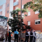 Agentes de los Mossos d'Esquadra, Guardia Urbana y Bomberos se han trasladado hasta la calle Bisbe Grau, donde se ha producido el incendio.