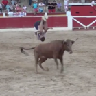Azael Zafra, finalista del primer concurso de Amposta, es uno de los competidores de la nueva edición del torneo. En la imagen, saltando por encima de un toro.