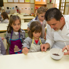 La Pastelería Huguet enseña a hacer piruletas de chocolate