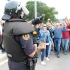 Un dels agents de la Guàrdia Civil ensenyant la porra als ciutadans que els increpaven per la seva actuació a Roquetes