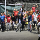 Socios y aficionados del Nàstic, este domingo animando a los jugadores después del no partido.