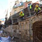 Los operarios trabajan en el derribo del muro.