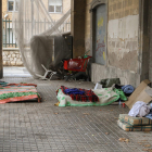 Imatge que oferien ahir els porxos de la plaça dels Carros, amb pertinences dels indigents.