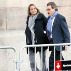 El expresidente de la Generalitat Artur Mas y su pareja, Helena Rakosnik, llegando al TSJC para la cuarta edición del juicio del 9-N, el 9 de febrero del 2017