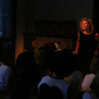 Àngels Gonyalons canta durante 'Una nit de musical' en el FAR, ante los espectadores, en primer plano.