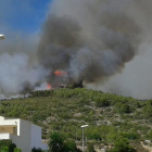 Un incendi forestal a Calafell crema pròxim als habitatges de Mas Mel