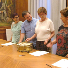 Las hijas de Josep Vernet después de ea firma de la cesión con el concejal de Cultura.