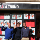 Imatge d'arxiu dels actors Oriol Grau i Pau Ferran, i del gestor de la Sala Trono, Joan Negrié, dient adéu amb la mà davant del local del carrer Misser Sitges de Tarragona.