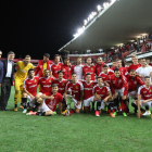 Els jugadors del Nàstic celebrant la victòria davant del Zaragoza que els va donar el trofeu Ciutat de Tarragona.