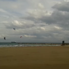 Una decena de kaysurfistes ha acudido a la playa de La Pineda