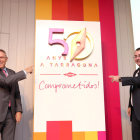 Anton Valero i i Jaume Sariol descobreixen el loga del cinquantè aniversari de Dow Tarragona.