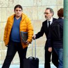 Pla americà de l'acusat pel crim de Montblanc arribant a l'Audiència de Tarragona acompanyat del seu advocat. Imatge del 8 de març del 2017
