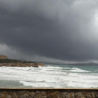 Imatge d'una forta tempesta al mirador de la Platja l'Arrabassada.