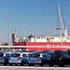 Coches aparcados en la terminal de vehículos del Port de Tarragona.
