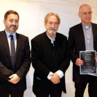 Alexis Gómez, director de Instituciones de CaixaBank en Tarragona; Jordi Savall, director artístico del Festival, y Octavi Vilà, abate de Poblet, el 9 de mayo del 2017.