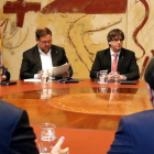 Puigdemont i Junqueras en la reunión extraordinaria del Consejo Ejecutivo justo antes de anunciar la fecha y la pregunta del referéndum el 9 de junio del 2017.