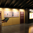 La directora del Museu d'Alcover, Ester Magrinyà, mostrant tota la part que es renovarà de l'exposició de paleontologia en el nou projecte museogràfic previst, en una imatge del juny del 2017