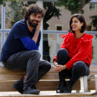 Imagen de archivo de Maria Arnal y Marcel Bagés sentados en un banco de Barcelona.