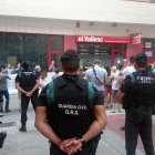Agents de la Guàrdia Civil d'esquena mirant la seu del setmanari 'El Vallenc', el 9 de setembre del 2017 (Horitzontal).