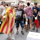 Concentració ciutadana davant la seu del setmanari 'El Vallenc', on s'ha posat una urna. Imatge del 9 de setembre del 2017 (Horitzontal).