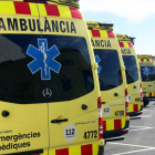 Noves ambulàncies aparcades en bateria a la nau del SEM a Tortosa.
