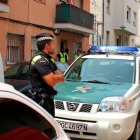 Plano abierto de la operación antidroga en Torreforta, en Tarragona, con varios agentes de la Guardia Civil.