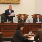 L'alcalde Carles Pellicer amb Noemí Llauradó (ERC) i Jordi Cervera (Ara Reus) durant un ple.