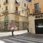Mango i una oficina bancària també formen part dels baixos comercials tancats i barrats.