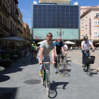Ciclistes de BiciCamp circulen per la plaça Mercadal.