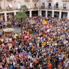 Milers de persones concentrades a la plaça de l'Ajuntament de Tortosa, aquest 3 d'octubre.