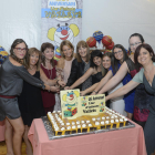 Les treballadores del centre amb el pastís d'aniversari.