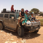 Fernando Gutiérrez, amb un grup de nens que viuen al desert en una situació precària.