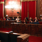 Pla obert d'una de les bancades del plenari de l'Ajuntament de Tarragona, amb el regidor Javier Villamayor, a l'esquerra, intervenint i gesticulant dirigint-se als grups d'ERC i la CUP. Imatge de l'1 de març del 2016.