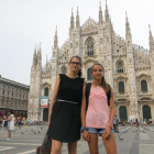 La Paula Torrell i la seva germana davant el Duomo, un dels símbols de Milà.