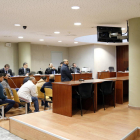 Uno de los acusados de robos con fuerza respondiendo las preguntas de la fiscal, en el último día del juicio en la Audiencia de Lleida.