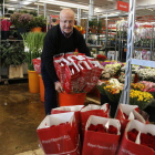 Josep Ruiz, mayorista de rosas del Mercado de Flor y Planta Ornamental de Cataluña, prepara encargos para Sant Jordi.