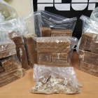 S'han confiscat 2.300 grams de cocaïna i 32 quilos de pasta base de cocaïna.