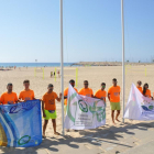 Imatge d'arxiu de la col·locació d eles banderes a les platges.