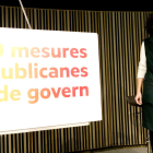 La número 2 d'ERC al 21-D, Marta Rovira, amb un faristol del partit en primer terme on s'hi llegeix '50 mesures republicanes de govern'.