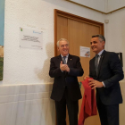 Josep Poblet, presidente de la Diputación de Tarragona, y el alcalde Josep Mª Nolla, descubrieron la placa de la biblioteca.