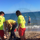 Reaniman a una persona con un paro cardiorrespiratorio en la playa