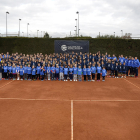 Fotografia de família dels alumnes de l'escola de tennis i pàdel del Club Tennis Reus Monterols.