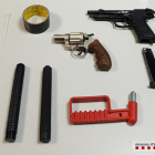 Els Mossos van intervenir dues armes de foc, entre d'altres objectes.