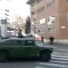 Un dels vehicles militars circulant pel carrer Pere Martell.
