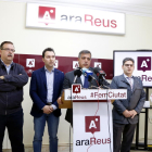 Los dos concejales de Ara Reus, Daniel Rubio y Jordi Cervera (en el centro), con dos responsables de formación en la sede del partido.
