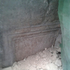 Unes obres afecten una làpida romana al carrer de la Destral de la Part Alta