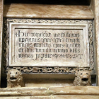 Primer pla de l'urna funerària medieval, amb les restes del bisbe de Tarragona, Cebrià -de finals del segle VII-, amb un epitafi que podria ser una còpia del text de la làpida visigoda original, en una imatge de finals de desembre del 2016