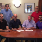 Foto: Imatge de la signatura dels dos ajuntaments i el Club Esportiu l'Arboç .