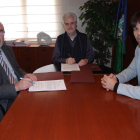L'alcalde del Vendrell, Martí Carnicer, el gerent de la Xarxa Sanitària i Social de Santa Tecl, Josep M. Adserà i el regidor de Salut, Ferran Trillas durant la signatura.