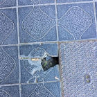 Imatge de la rajola trencada al carrer Vidal i Barraquer.